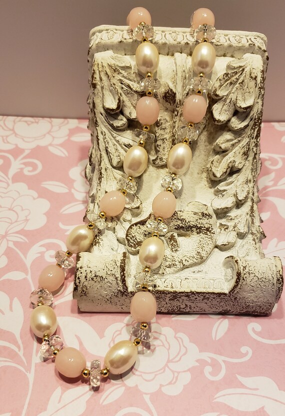 Vintage Trifari TM Faux Pearl Necklace Pink And W… - image 4
