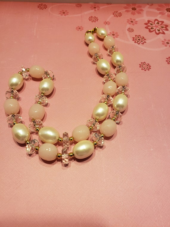 Vintage Trifari TM Faux Pearl Necklace Pink And W… - image 9