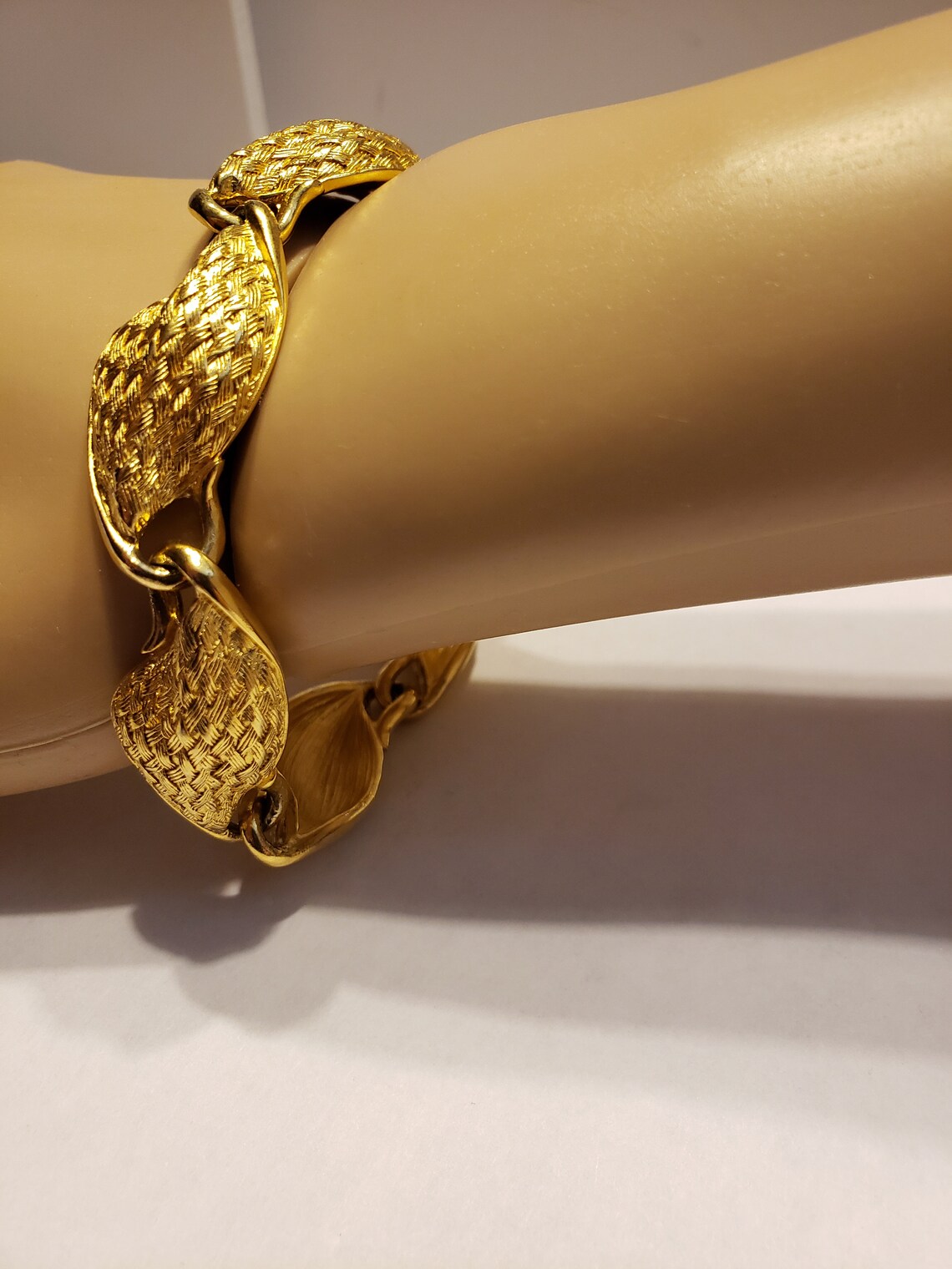 Vintage Trifari Gold Tone Link Bracelet Textured Ribbon Design Etsy