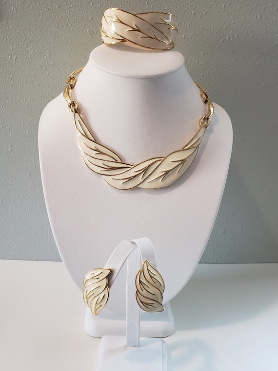 Vintage Monet Necklace Set, Cream And Gold Tone E… - image 3