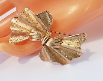 Vintage Coro Pegasus Silver Tone Ribbon Brooch Mid Century Modern