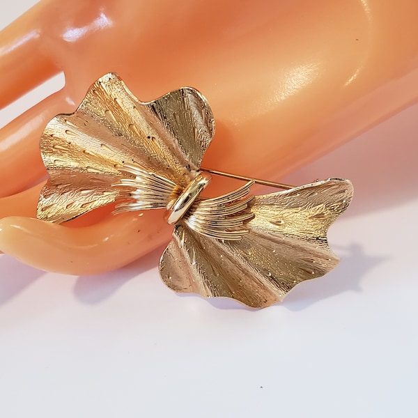 Vintage Pegasus Coro Large 3D Bow Brooch Textured Gold Tone