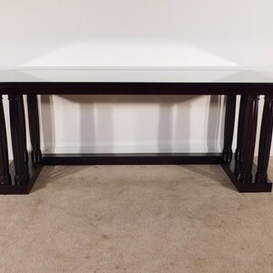 MONUMENTALT specialdesignat konsolbord i palladisk stil i Baker Java-finish för entré, 227 cm långt