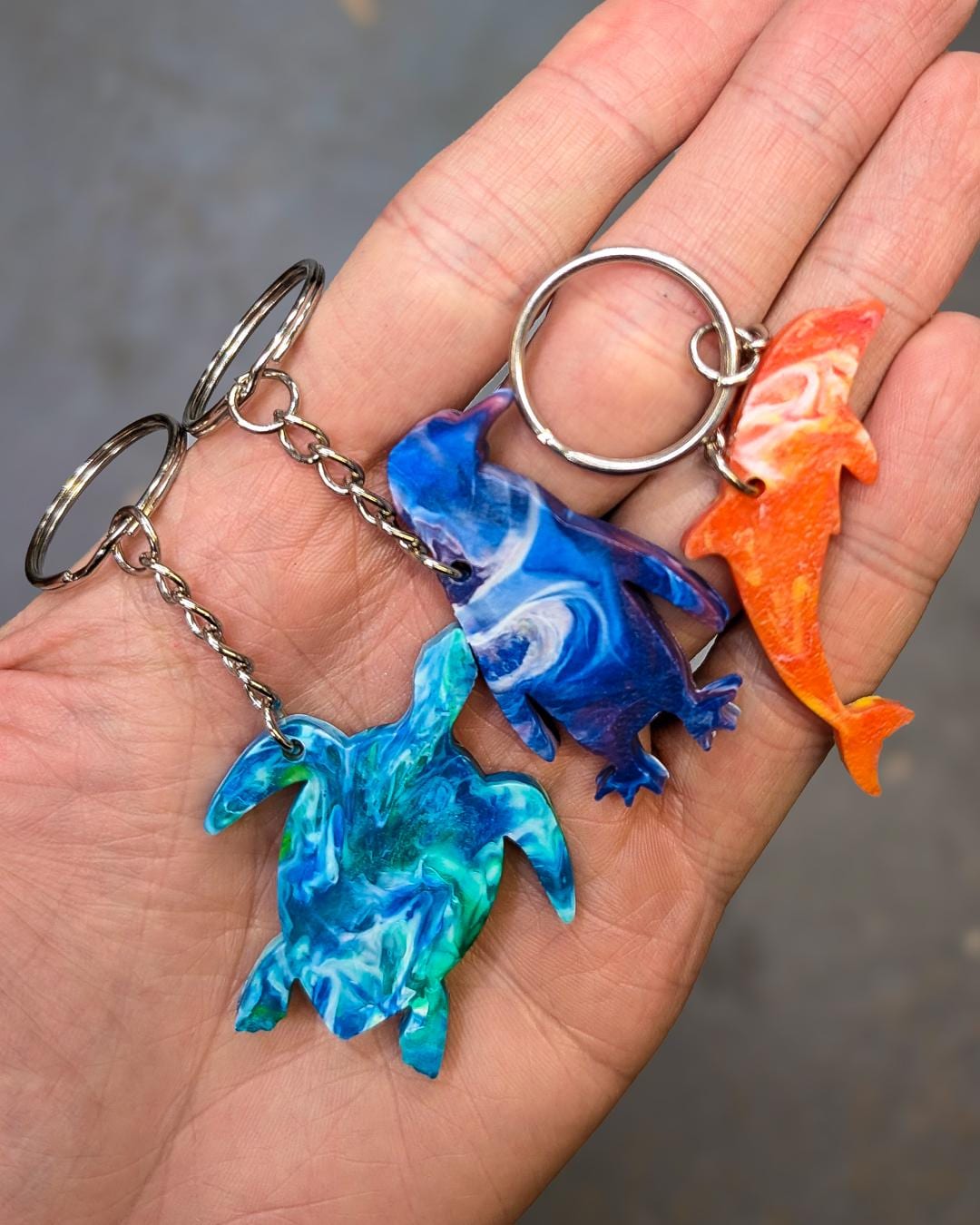 海洋プラスチックをリサイクルしたキーホルダー：環境に優しいスクール