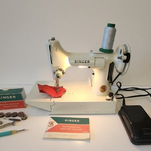 Ev923678 Singer 221 Featherweight/ Portable Electric Sewing Machine/ Vintage/ Mint Green Case/