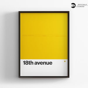 Puede incluir: Una lámina de arte mural rectangular enmarcada con un fondo amarillo sólido sobre una banda horizontal blanca. El texto 18th avenue está impreso en una fuente sans-serif negra en negrita en la sección blanca. Un pequeño logo MTA es visible.