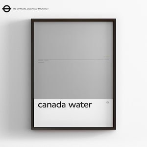 Op de afbeelding: Een ingelijste wandprint met een grijze achtergrond en een witte horizontale band aan de onderkant met de zwarte tekst 'canada water' en een klein rond logo. In de linkerbovenhoek staat de tekst 'TFL OFFICIAL LICENSED PRODUCT'.