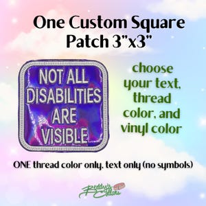Peut inclure: Un écusson carré personnalisé de 7,6 cm x 7,6 cm, avec le texte "NOT ALL DISABILITIES ARE VISIBLE" en blanc. L'écusson a un fond holographique et une bordure argentée. Le texte "choose your text, thread color, and vinyl color" est également présent.