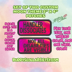 Peut inclure: Deux écussons personnalisés sur le thème de la lune, chacun mesurant 5,08 cm x 10,16 cm. L'un des écussons indique "HANDLER DISSOCIATES" et l'autre "NOT ALL DISABILITIES ARE VISIBLE". Les écussons ont une bordure et un texte noirs, avec un fond rose et orange.