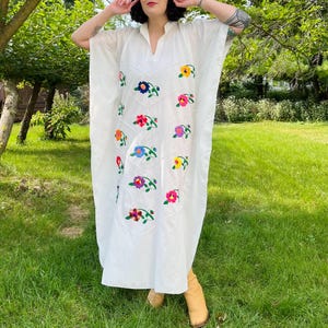 Vintage 1970s White, Short Sleeve, Maxi Length Kaftan Dress with Multicolor/Rainbow Embroidered Flowers, Chevron Textured, Size L/XL