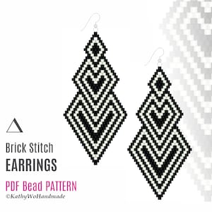 Könnte beinhalten: Schwarz-weiße Ziegel-Steck-Ohrringe mit geometrischem Design. PDF-Perlenmuster für DIY-Schmuckherstellung. ©KathyWoHandmade