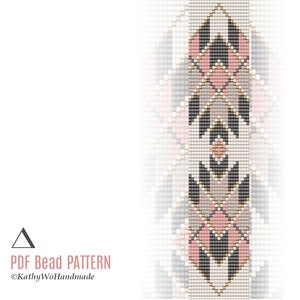 Könnte beinhalten: Ein digitales PDF-Perlenmuster mit einem geometrischen Design in Rosa, Schwarz, Grau und Gold. Das Muster zeigt ein sich wiederholendes Motiv aus Rauten und Dreiecken. Der Text unten lautet "PDF Bead Pattern" und "©KathyWoHandmade."