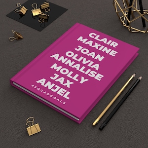 Puede incluir: Una libreta rosa con los nombres Clair, Maxine, Joan, Olivia, Annalise, Molly, Jax y Anjel escritos en letras blancas. El texto #SquadGoals está escrito en letras blancas en la parte inferior de la libreta.
