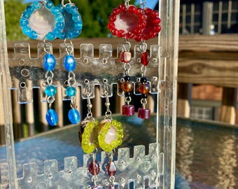 Pendientes de resina sellada con forma de concha marina y cuentas de cristal colgantes – Joyería Seapunk de estilo fantasioso