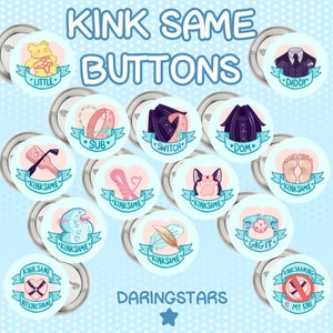 Könnte beinhalten: Eine Sammlung runder Buttons mit verschiedenen Illustrationen und Texten, darunter "Little", "Daddy", "Sub", "Switch" und "Dom". Die Buttons haben Pastellfarben und die Texte "Kink Same" und "Daringstars".