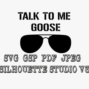 以下が含まれることがあります： 黒と白のグラフィックデザインで、「TALK TO ME GOOSE」というテキストが太字で書かれています。グラフィックにはサングラスも含まれています。「SVG GSP PDF JPEG SILHOUETTE STUDIO V3」というテキストはサングラスの下にあります。