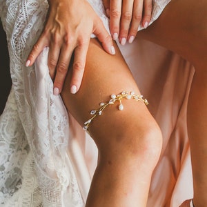 Gold leaf bridal garter Pearl drop bridal garter Photo shoot garter Dainty Boho garter Ivory gold garter Keepsake Crystal wedding garter