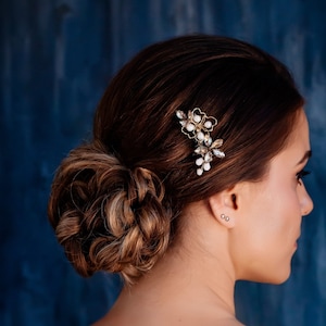 Pearl wedding hair comb Rhinestone bridal hair clip Gold hair comb Crystal hair wreath Floral hair comb Bridesmaid hair pin Rustic hair comb