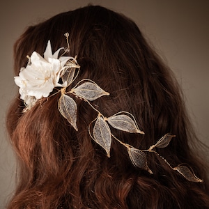 Silk flower hair accessory Flower hair clip Ivory floral hair vine Bridal silk flower Ivory flower hair comb Wedding millinery fascinator