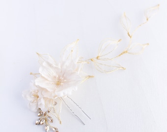 Silk flower hair accessory Flower hair clip Ivory floral hair vine Bridal silk flower Ivory flower hair comb Wedding millinery fascinator