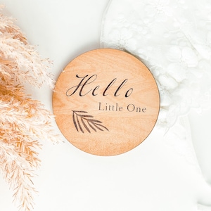 Bonjour Little One Disque de nom de bébé personnalisé Cherry Faits-part de naissance en bois Disque de bébé en bois Accessoire photo pour bébé Signe de nom de bébé Nouveau cadeau de bébé
