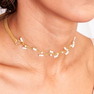 Dainty bridal choker necklace Leaf bridal necklace Crystal floral necklace bride Prom choker Gold whimsical necklace Leaf floral necklace