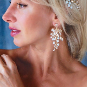 Gold floral vine bridal earrings Rustic wedding earrings Flower statement earrings Crystal pearl wedding earrings Boho bridesmaid earrings