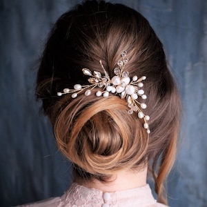 Pearl wedding hair comb Rhinestone bridal hair clip Gold hair comb Crystal hair wreath Floral hair comb Bridesmaid hair pin Rustic hair comb