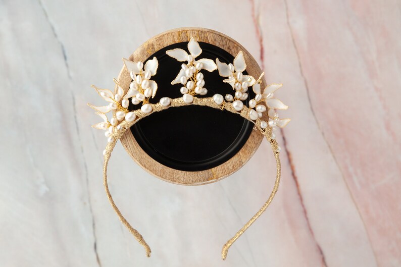 Gold flower pearl bridal tiara Gold wedding crown Floral hairpiece Pearl bridal crown Flower leaf tiara Wedding day tiara Boho crown