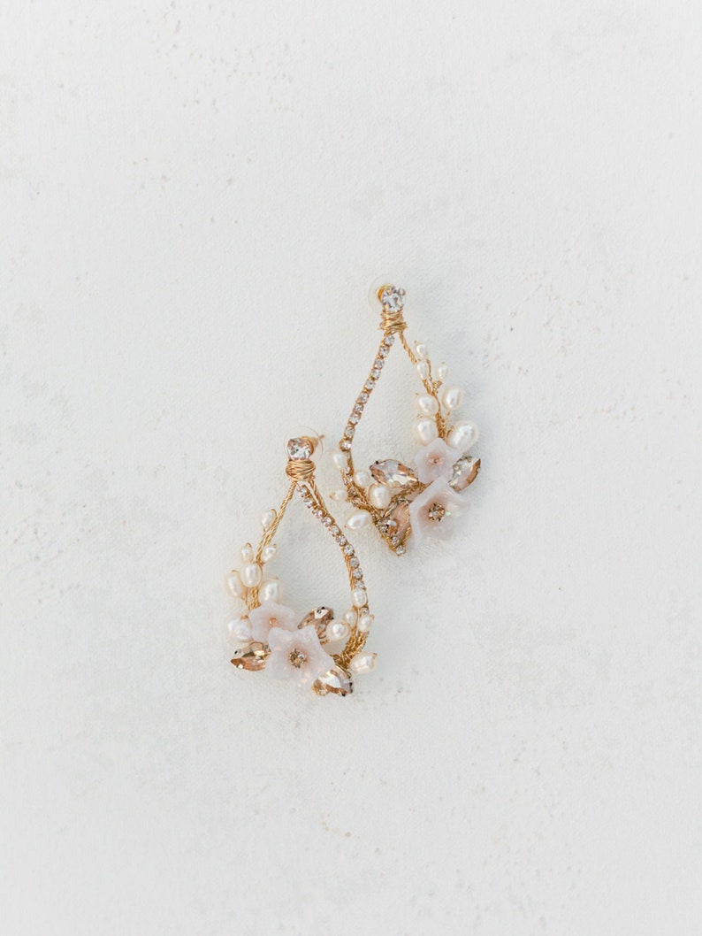 Flower oval wedding earrings Floral bridal earrings Gold modern bridal earrings Nature inspired earrings Statement hoop earrings