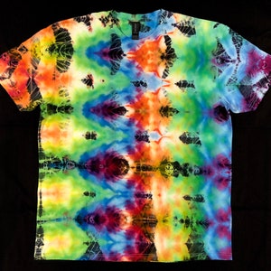 Tie-dye T-shirt : XL Gildan rainbow glitch with geode ripples ice-dye