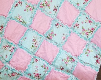 Rag Quilt, Baby Girl Rag Quilt, Pink Floral Pattern Fabric, Vintage Floral Look Fabric, Vintage Look Quilt, Pink Quilt, Cottage Core Style