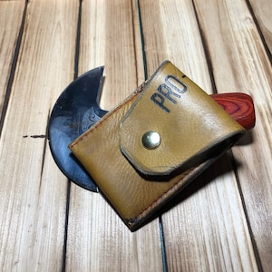 Monedero hecho con un guante de béisbol reciclado