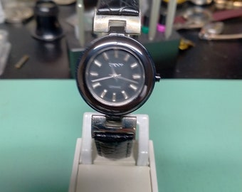 Reloj de cerámica DKNY para mujer.