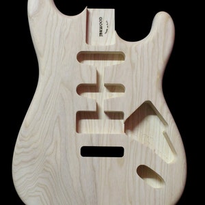 Könnte beinhalten: Unlackierter, unfertiger E-Gitarrenkorpus aus naturbelassenem Holz. Der Korpus besteht aus Erlenholz und hat einen klassischen, Vintage-Stil. Der Korpus ist bereit zum Lackieren, Beizen und Zusammenbauen zu einer individuellen Gitarre.