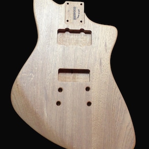 以下が含まれることがあります： 「BRW WOOD」ロゴと「Made in Japan」のテキストが付いた、未仕上げのナチュラルウッドエレキギターボディ。