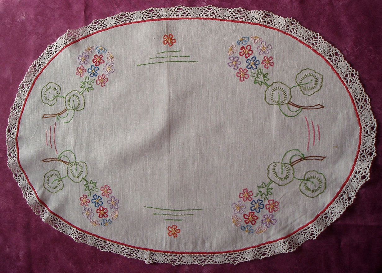 Superbe Centre de Table Ancien Brodé Main Entouré Dentelle