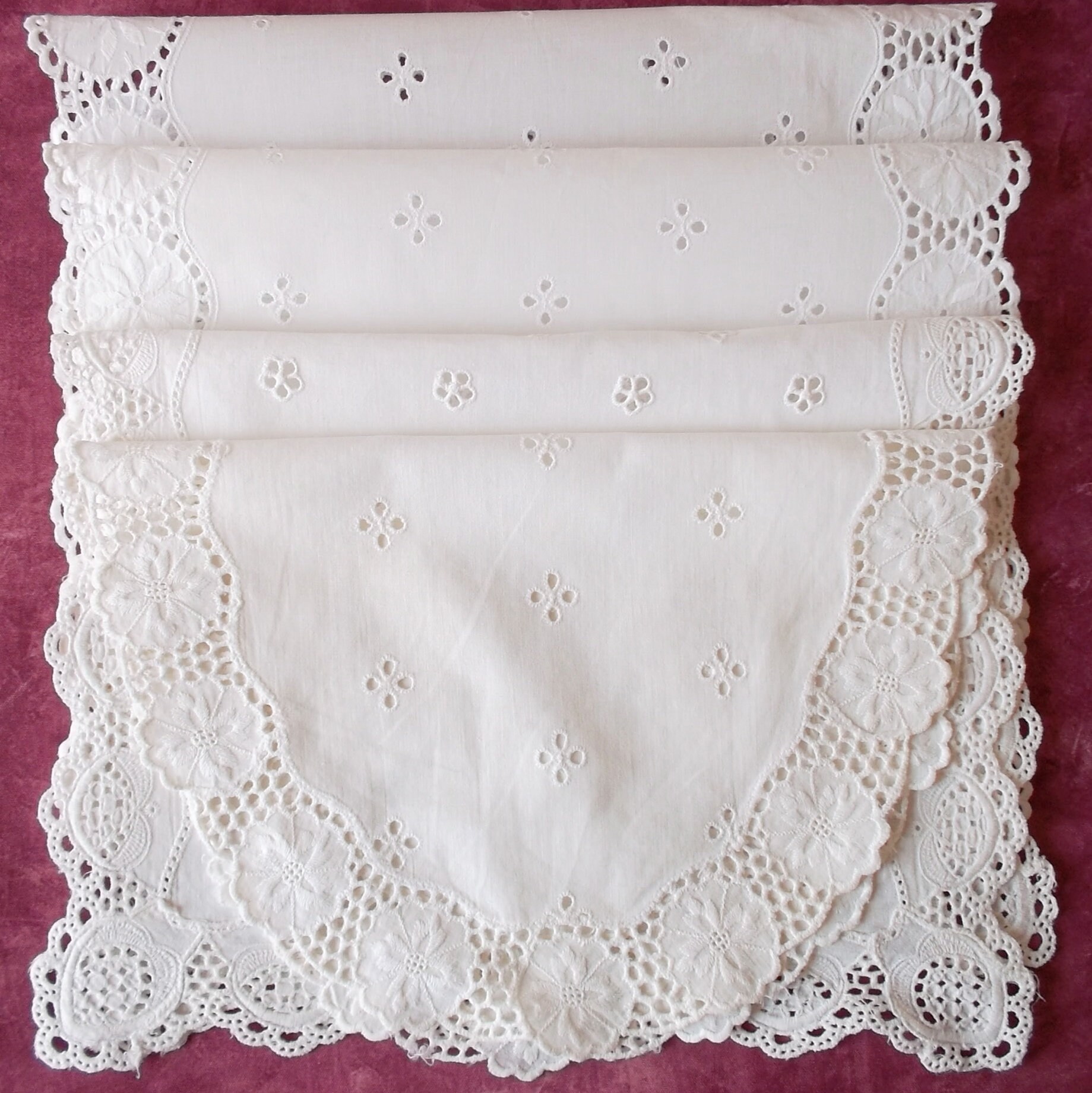 4 Beaux Napperons Brodés et Ajourés Au Tour Festonné