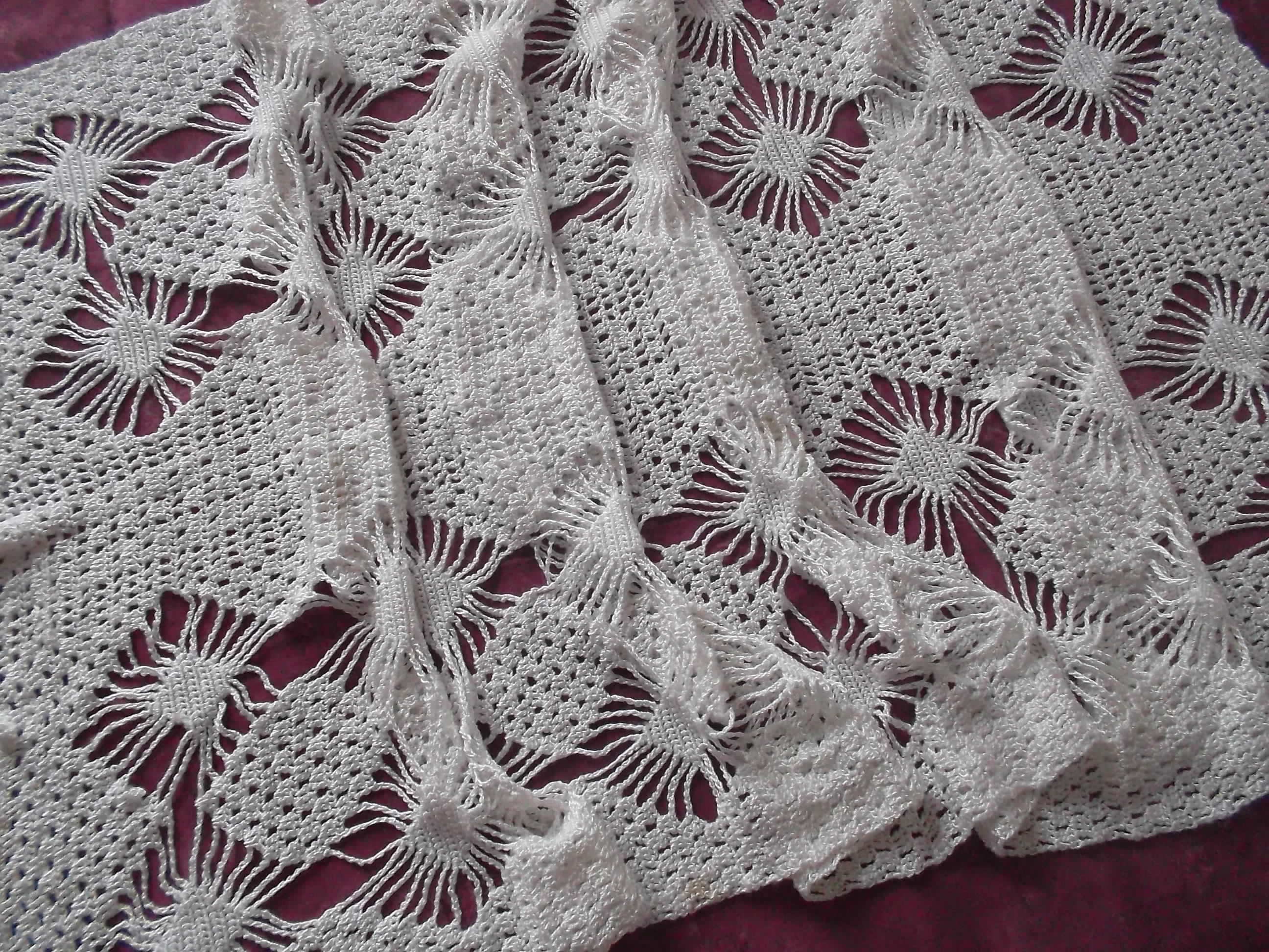 Beau et Grand Chemin de Table en Dentelle Crochet