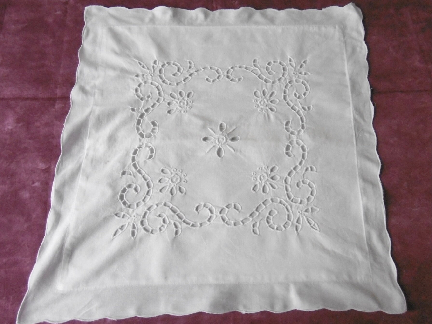 Housse de Coussin Entourée d'un Volant Joliment Brodée et Ajourée