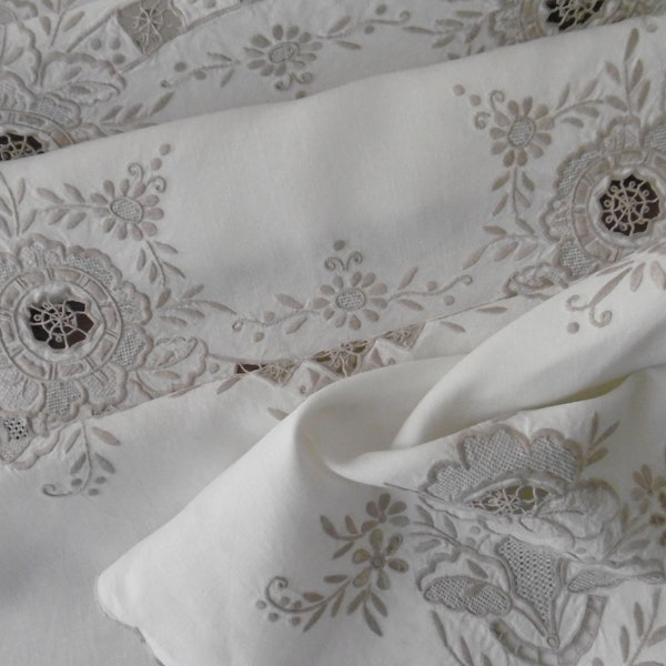 Splendide nappe FESTONNéE recouverte de BRODERIES de Madère