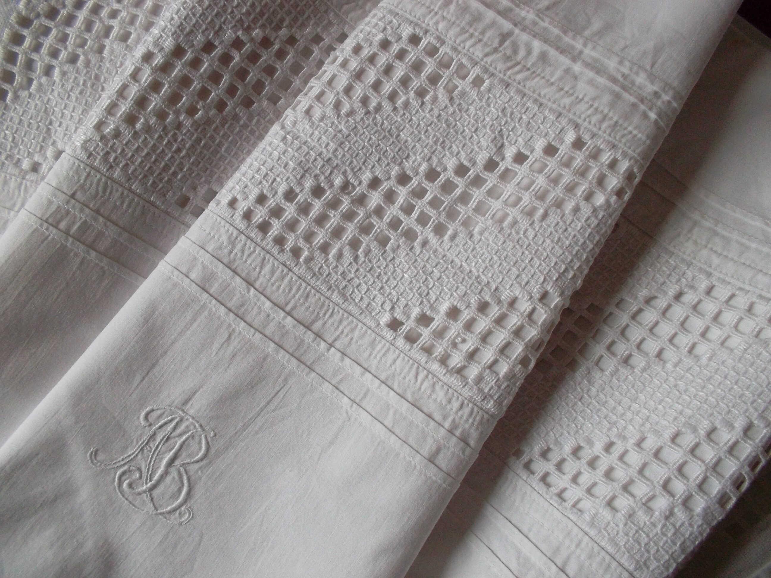 Belle Taie Monogrammée avec Entredeux et Plis Religieuses