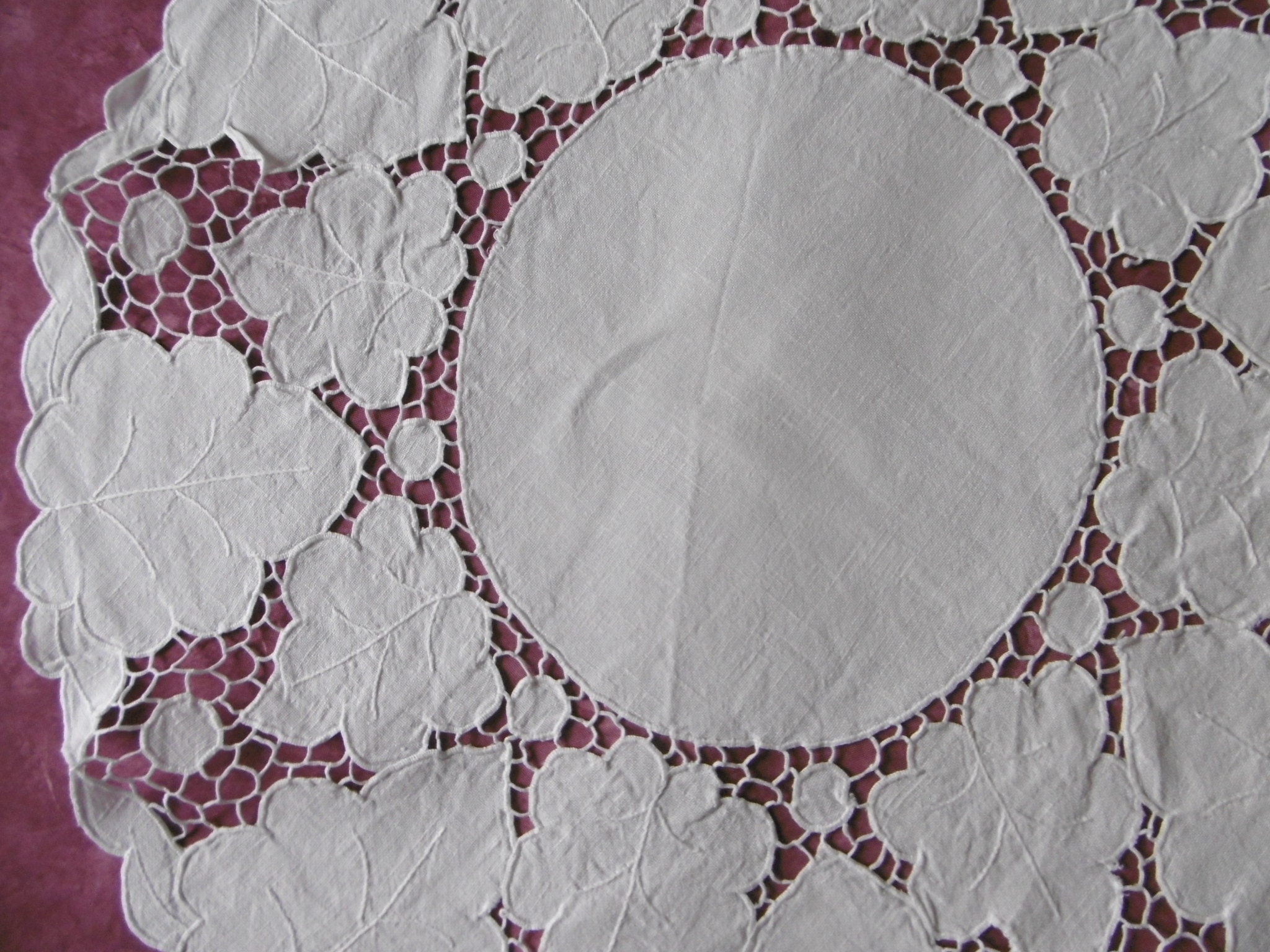 Splendide Dessous de Coupe/Vase Superbement Brodé sur Le Tour