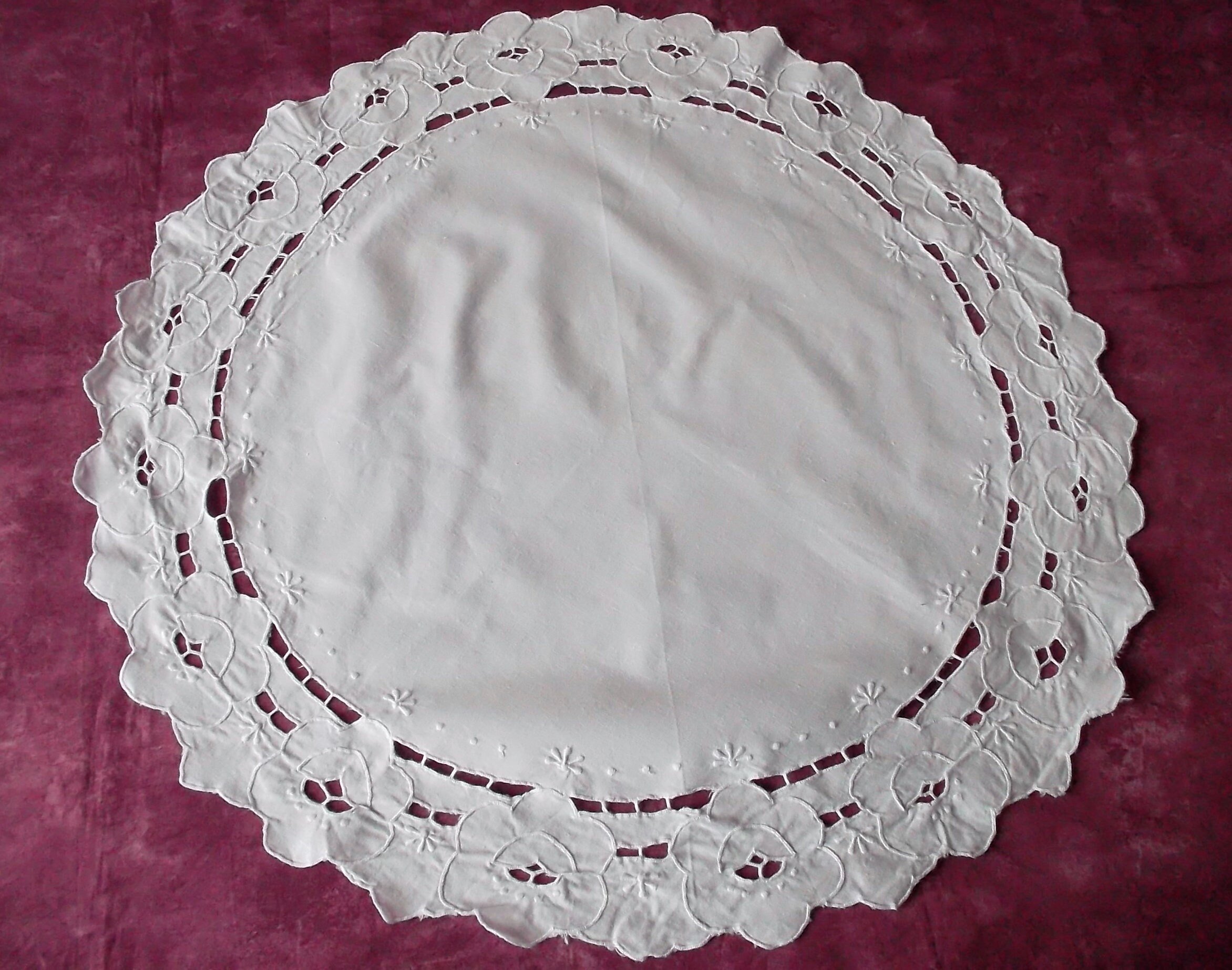 Beau et Grand Dessous de Coupe Entouré Jours Larges Broderies