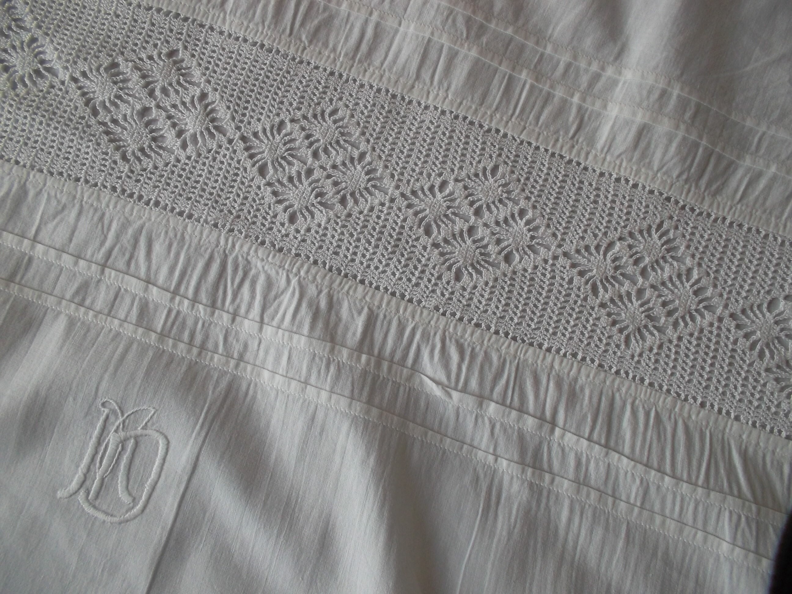 Jolie Taie Monogrammée avec Entredeux et Plis Plats