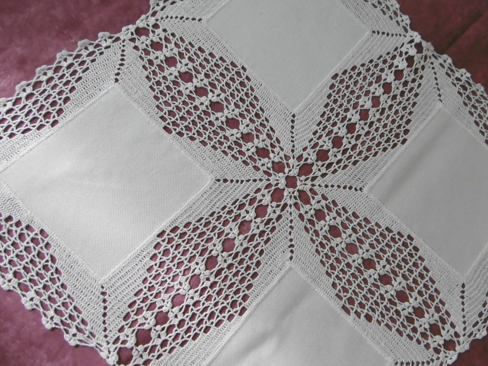 Joli Napperon avec Carrés en Alternance de La Dentelle