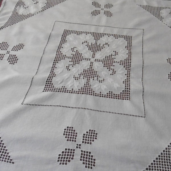 Jolie nappe ou surnappe avec jours et broderies en Hardanger