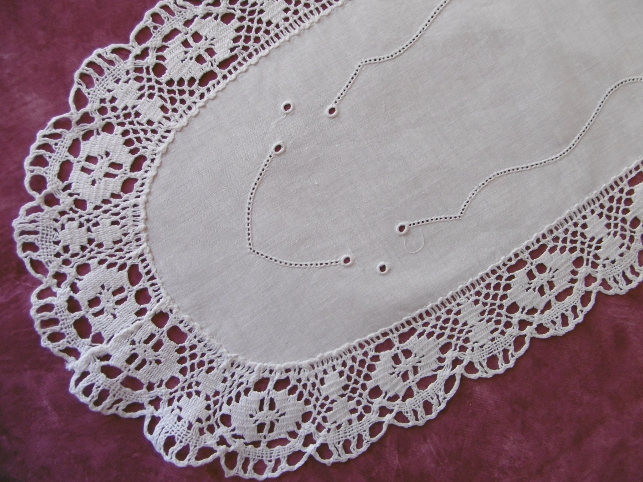 Joli Centre de Table Entouré Dentelle Du Puy avec Jours et Broderies