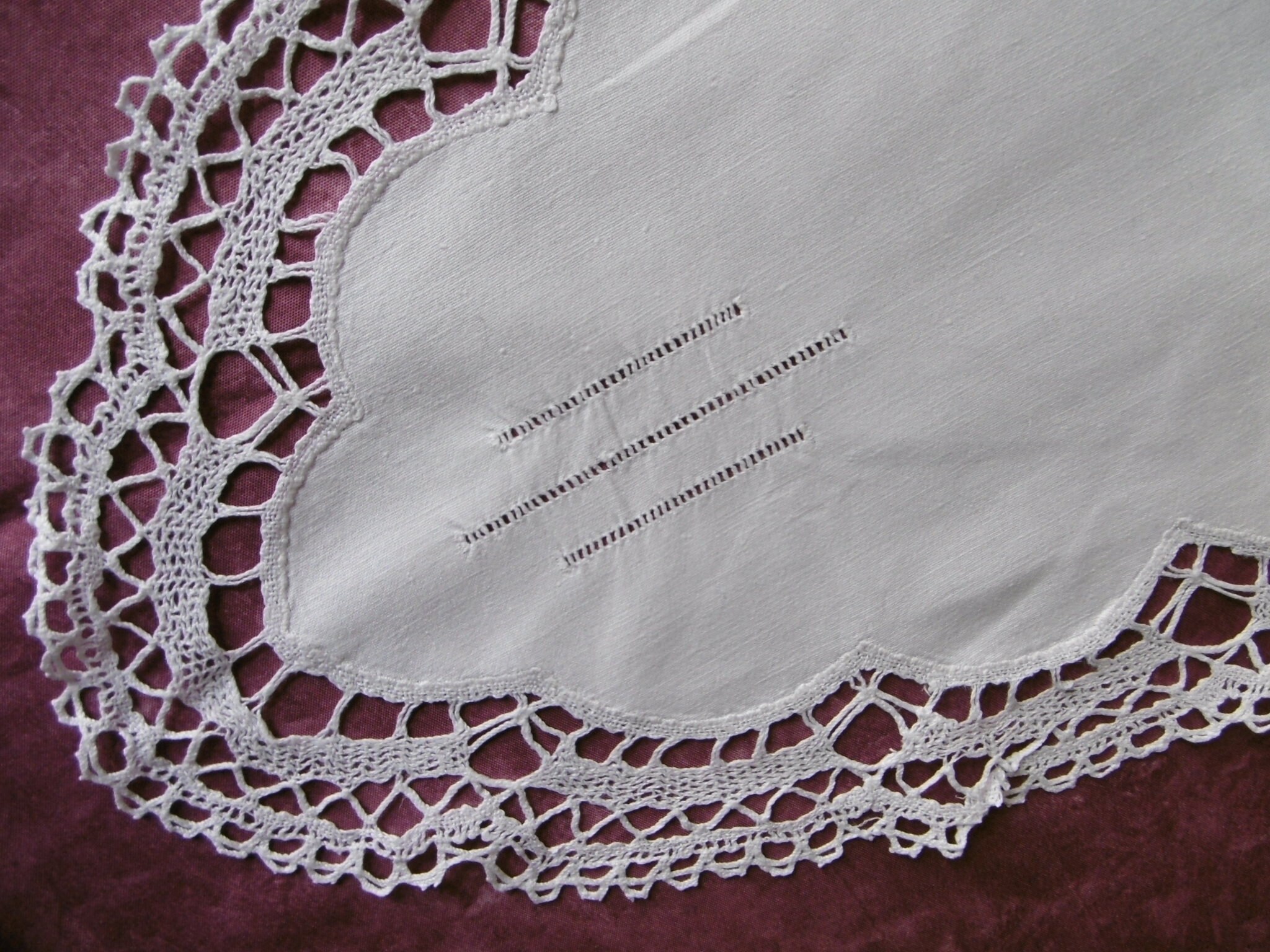 Tres Beau Centre de Table avec Jours et Entouré Dentelle Aux Fuseaux