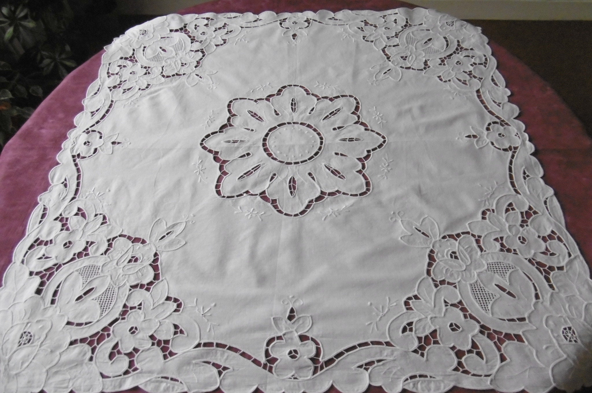 Tres Belle Nappe avec Riches Broderies et Jours